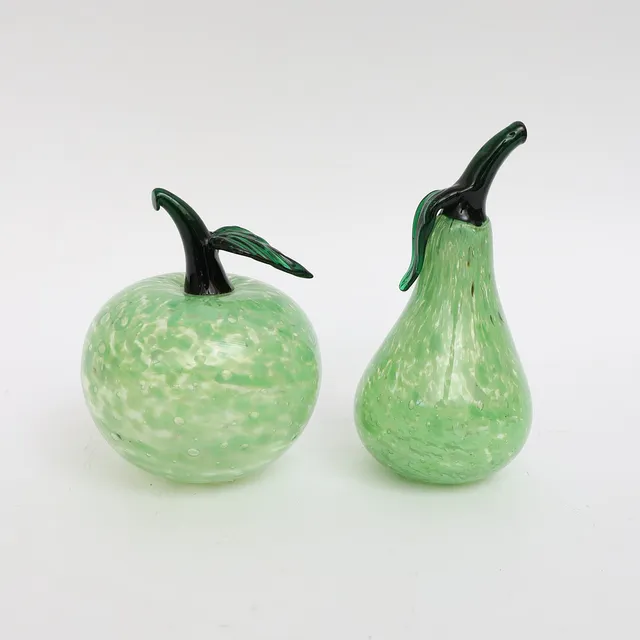KONSTGLAS, 2 delar, äpple samt päron.