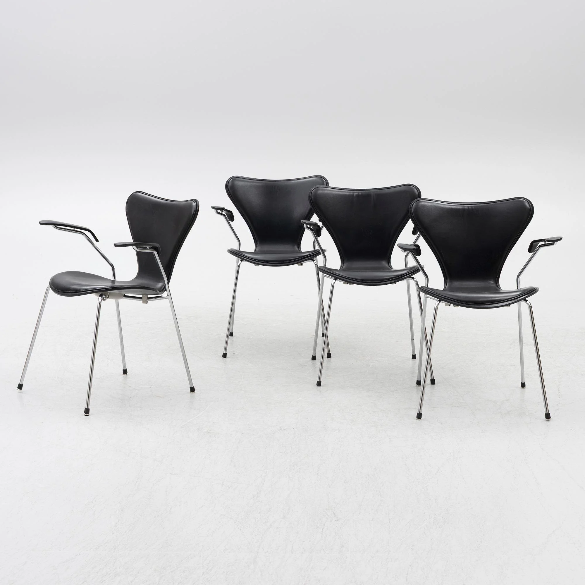Arne Jacobsen, karmstolar, 4 st, "Sjuan", Fritz Hansen, Danmark, 2006. — Design/Möbler — Bukowskis