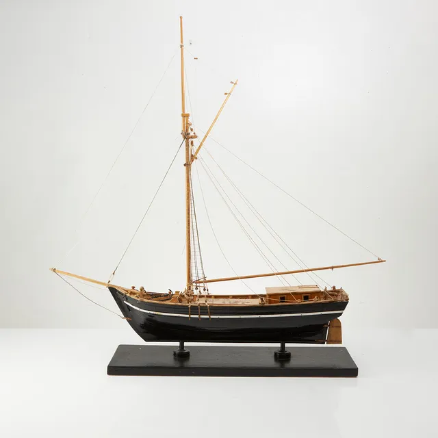 FARTYGSMODELL, 1900-talets mitt, bemålat trä, monterad på sockel.
