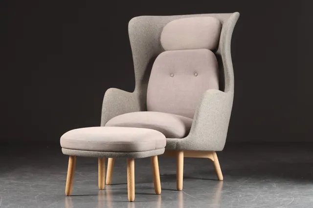 Jamie Hayon for Fritz Hansen. Model JH1 / 'Ro'. Lænestol med skammel (2)