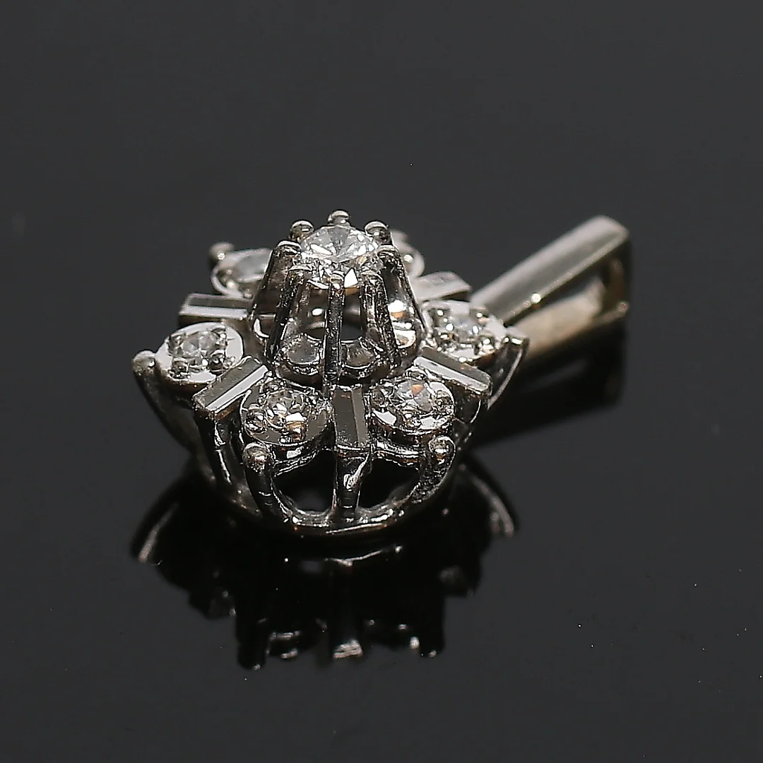 HÄNGE, 18k vitguld, Carmosemodell med 7 briljanter tot. 0,10 ct. 19/2000-tal. Bruttovikt 1,7 gram. — Brooches & Pendants — Stadsauktion Sundsvall