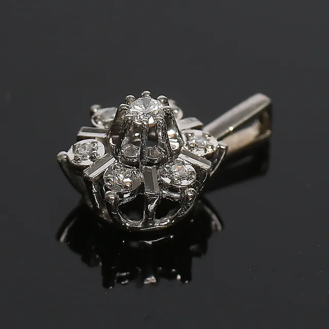 HÄNGE, 18k vitguld, Carmosemodell med 7 briljanter tot. 0,10 ct. 19/2000-tal. Bruttovikt 1,7 gram.