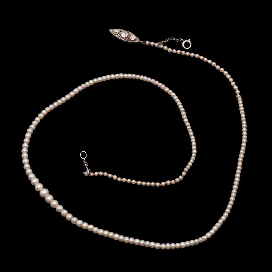 A GRADUATED SINGLE ROW PEARL NECKLACE. — Necklace — Lawrences Auctioneers
