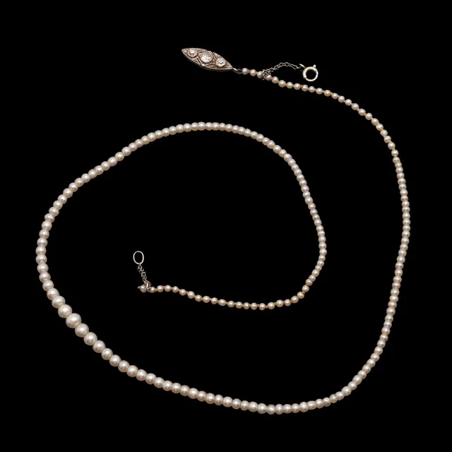 A GRADUATED SINGLE ROW PEARL NECKLACE.