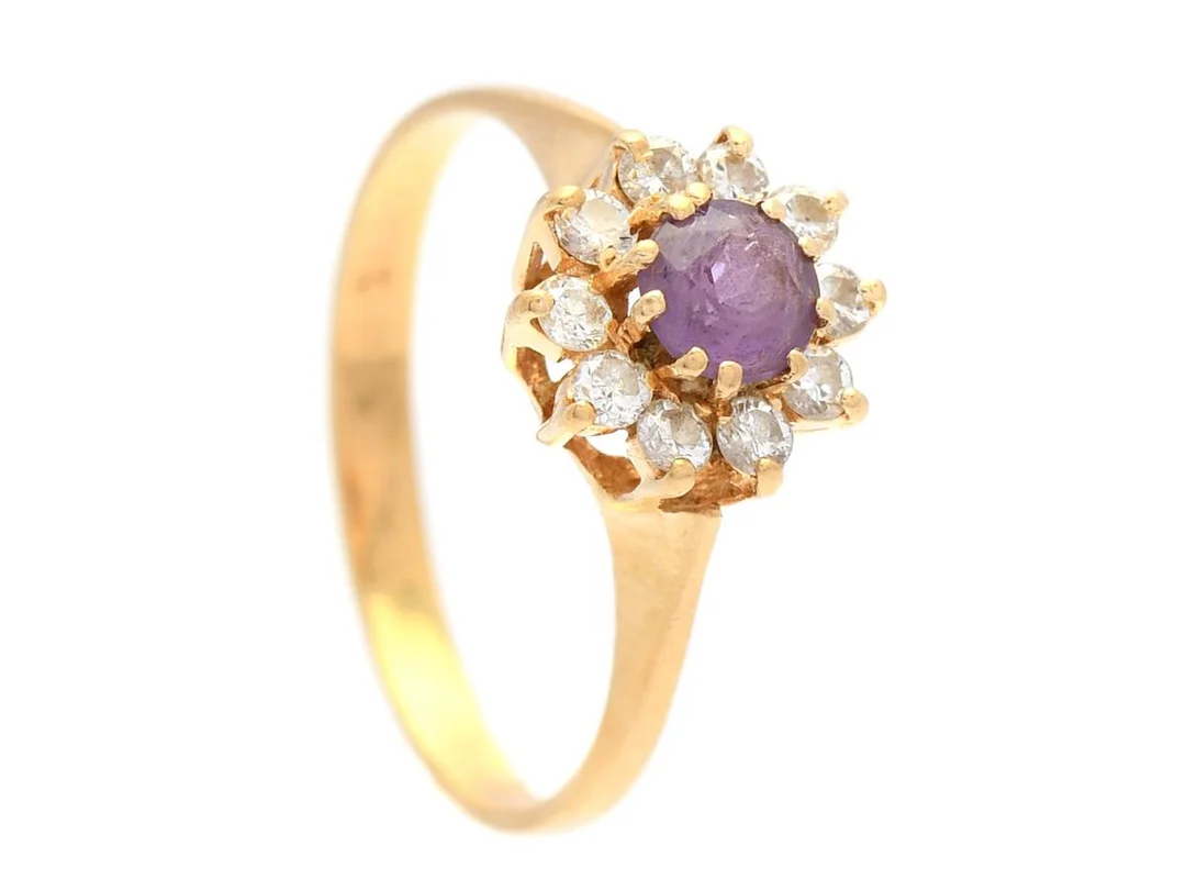 CARMOSÉRING, 18K guld, ametist, 9 briljantslipade diamanter ca 0,18 ctv, ca TCr-TCa/SI, stl 14,75 mm, vikt 1,7 g. — Smycken/Carmoséring — Kaplans