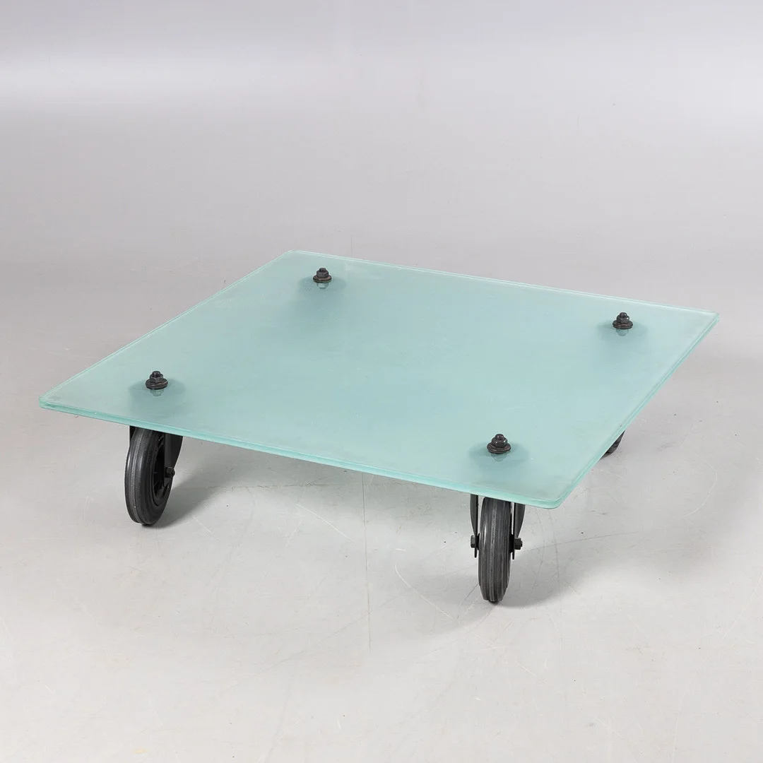 GAE AULENTI. "Tavolo Con Ruote", soffbord, Fontana Arte, formgivet 1980, samtida. — Tables — Stockholms Auktionsverk Helsingborg