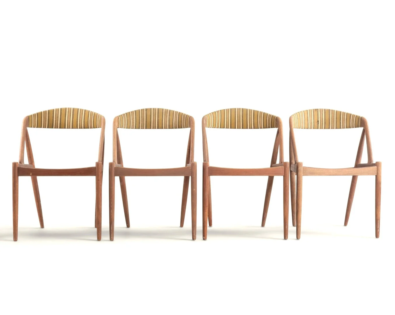 KAI KRISTIANSEN. Sæt på fire spisestole med stel af teak, kopstykke betrukket med stribet uld. Formgivet i 1956. Fremstillet hos Schou Andersen Møbelfabrik, model '31' (4). — Armchairs & Chairs — Woxholt Auktioner