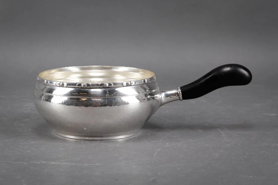 Evald Nielsen. Kasserolle af sølv — Silver, bronze, copper and pewter/Hollowware — Lauritz