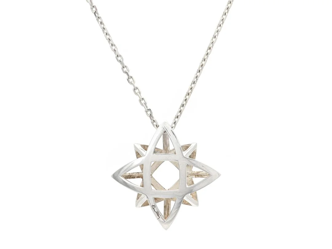 EFVA ATTLING, hänge med kedja, P+, sterlingsilver, kedjans längd 60 cm, vikt 13,1 g. — Smycken/Hänge med kedja — Kaplans