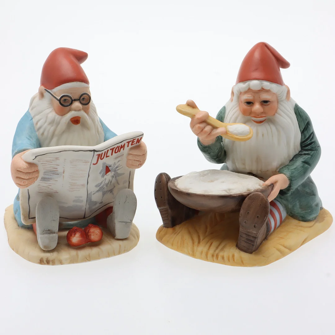 JENNY NYSTRÖM. Efter. Tomtar, ett par, porslin, bl.a. Tomte läser tidning, Kalmar Läns Museum. — European — Ekenbergs Auktioner