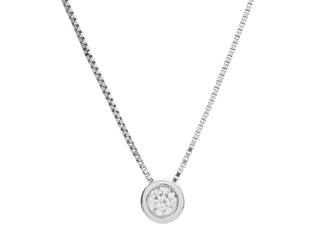 HÄNGE MED KEDJA, 14K vitguld, briljantslipad diamant ca 0,35 ct, ca TCr/P1, längd 51 cm, vikt 3,3 g. — Smycken/Hänge med kedja — Kaplans