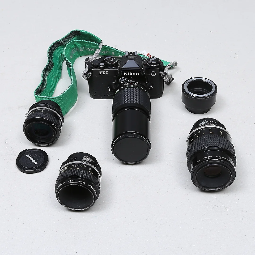 KAMERA, Nikon FE2, med 4 st OBJEKTIV, Nikon samt Vivitar, Japan. — Cameras & accessories — Auktionshuset Kolonn