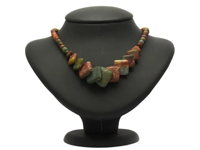 COLLIER, jaspis, matt, kulor och trumlade kvadrater, längd 43 cm, vikt 46,5 g, lås i vitmetall.
