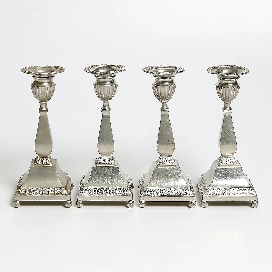 ERNST SVEDBOM. Hovjuvelerare, Ljusstakar, 4 st tenn, Vetlanda. 1900-tal. — Candlesticks — Stadsauktion Sundsvall