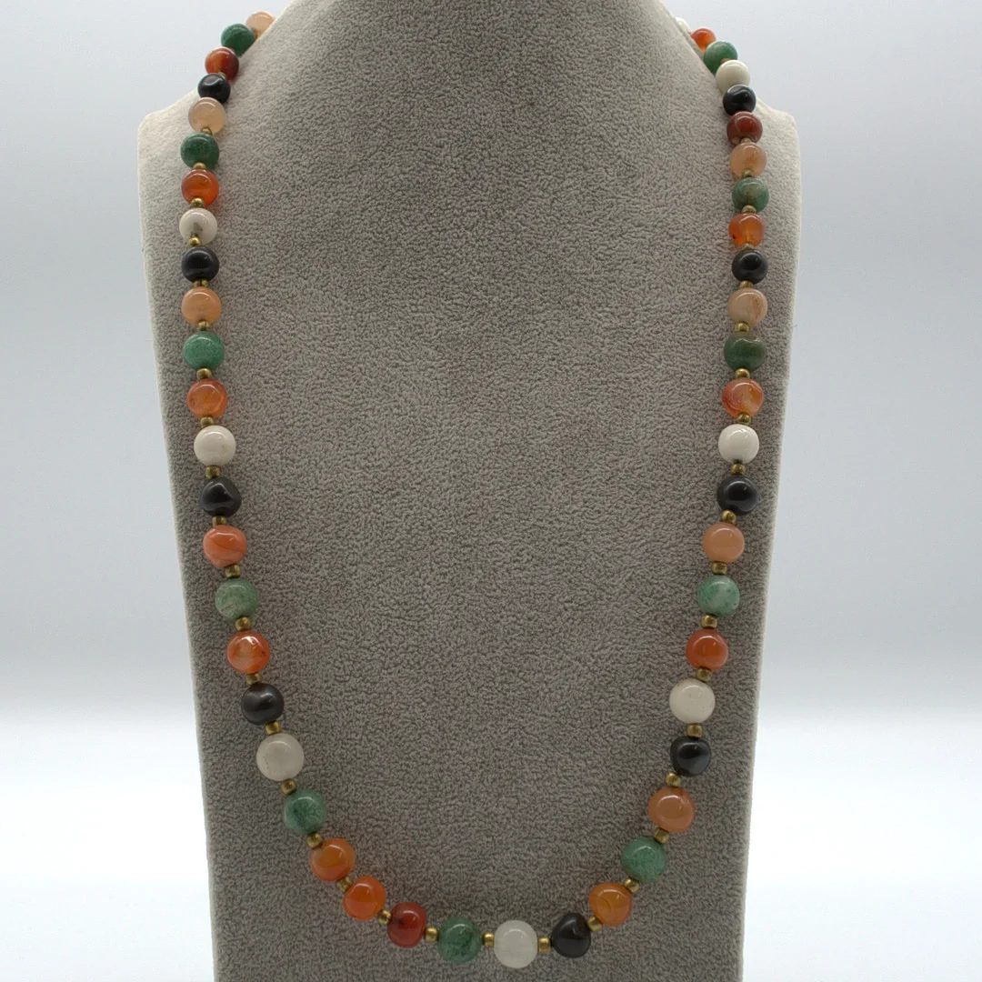 EDELSTEINMIXCOLLIER, RUNDE, POLIERTE PERLEN, TRENNPERLEN AUS MESSING, UM 1950, MIT SCHRAUBVERSCHLUSS CA. 70 CM. — Necklace — Kunst- und Auktionshaus Kleinhenz
