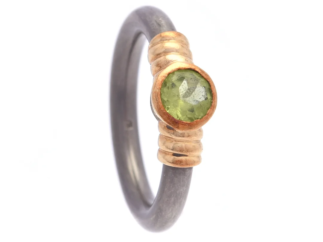 RING, titan/14K guld, peridot, stl 17,25 mm. — Smycken/Ring — Kaplans