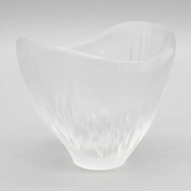 HANNS & RAINER MODEL. SCHALE, TRANSPARENTES GLAS, SCHLIFF- UND BATTUTO-DEKOR, DEUTSCHLAND (STUTTGART), UM 1960ER JAHRE.