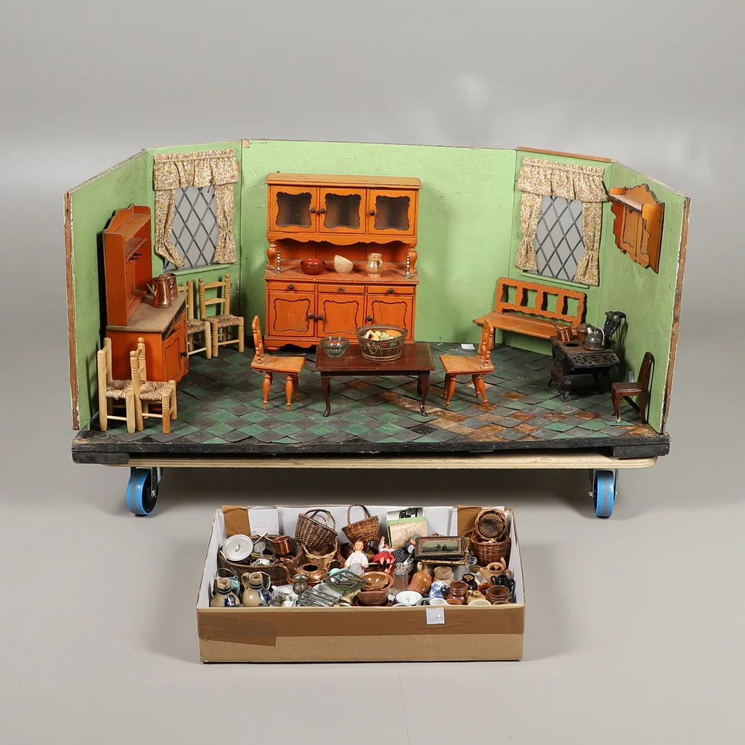 CHILDRENS MODEL KITCHEN WITH DOLLS HOUSE FURNITURE & ACCESSORIES. — Toys — Lawrences Auctioneers