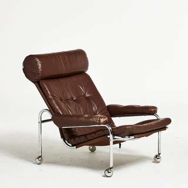 FÅTÖLJ, ”Häger”, 1970-tal, Ikea, kromad underrede, klädd i mörkbrunt läder, djuphäftade knappar, på hjul.