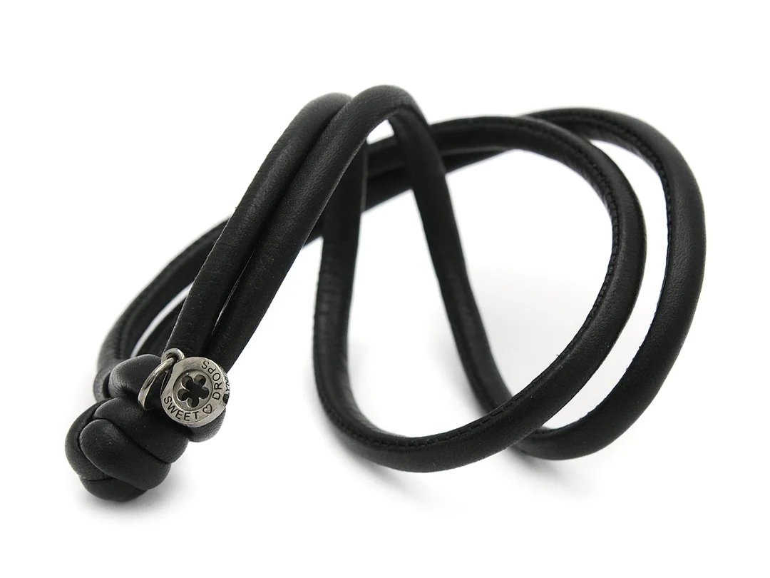 OLE LYNGGAARD, läderarmband, till Sweet Drops, design Charlotte Lynggaard, längd 36 cm. — Smycken/Armband — Kaplans