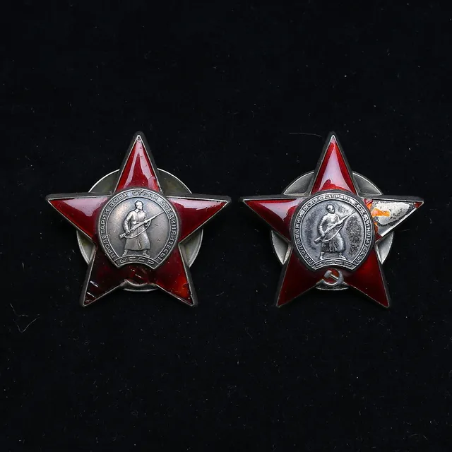 MEDALJER, 2 st, Röda Stjärnan.