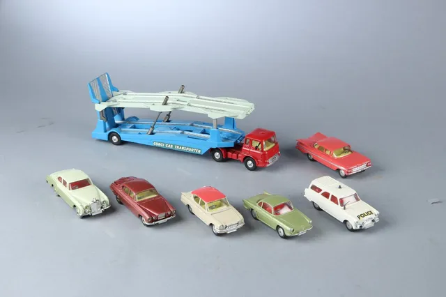 Corgi Toys. Transporter med seks biler (7)