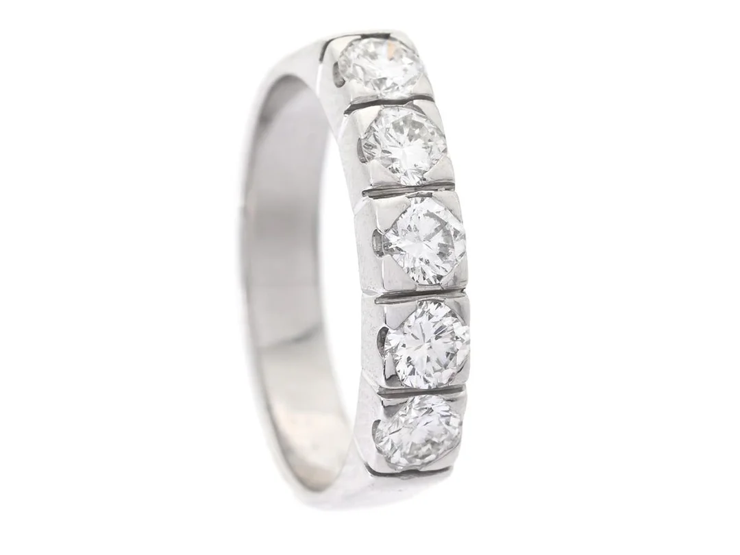 ALLIANSRING, 18K vitguld, 5 briljantslipade diamanter ca 0,75 ctv enligt gravyr, ca TW-W/VS, Schalins. Östersund, stl 16,75, vikt 4,8 g. — Smycken/Alliansring — Kaplans