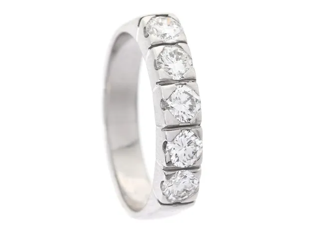 ALLIANSRING, 18K vitguld, 5 briljantslipade diamanter ca 0,75 ctv enligt gravyr, ca TW-W/VS, Schalins. Östersund, stl 16,75, vikt 4,8 g.