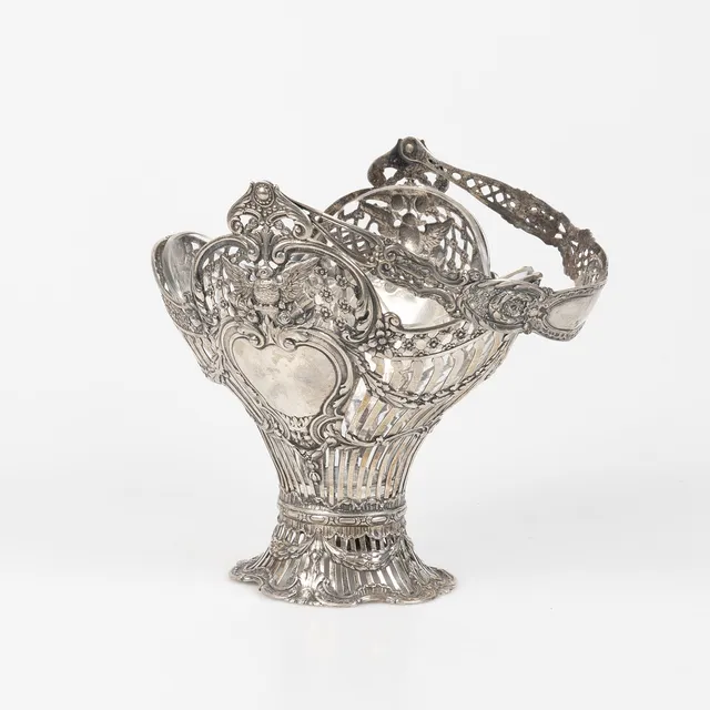 KORG, med glasinsats, oidentifierad stämpel, troligen Tyskland, nyrokoko, 1800-talets andra hälft, silver.