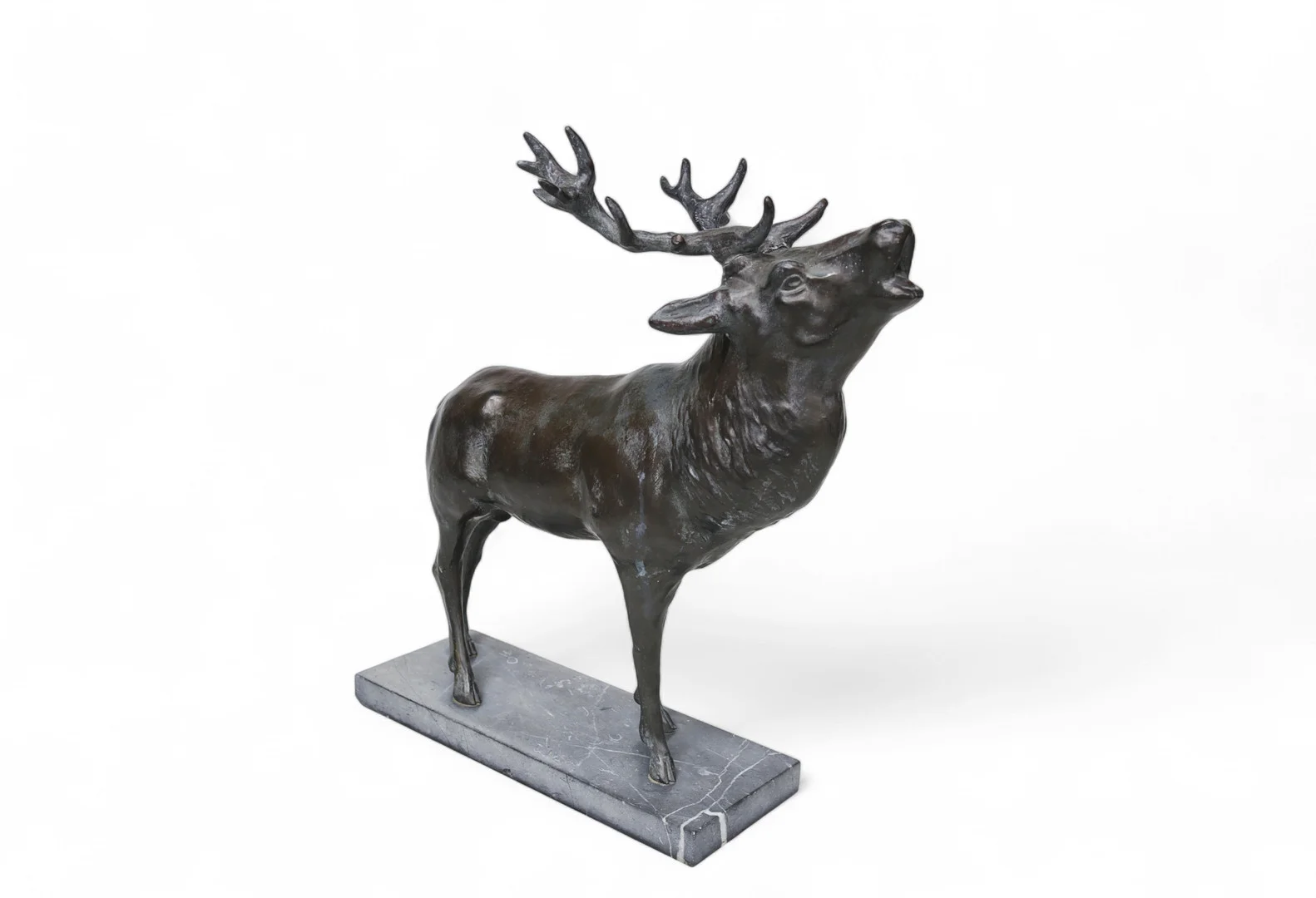 KRONHJORT, patinerad metall, sannolikt brons. 1900-talets andra fjärdedel. Bas av marmor. — Sculptures & Bronzes — Limhamns Auktionsbyrå