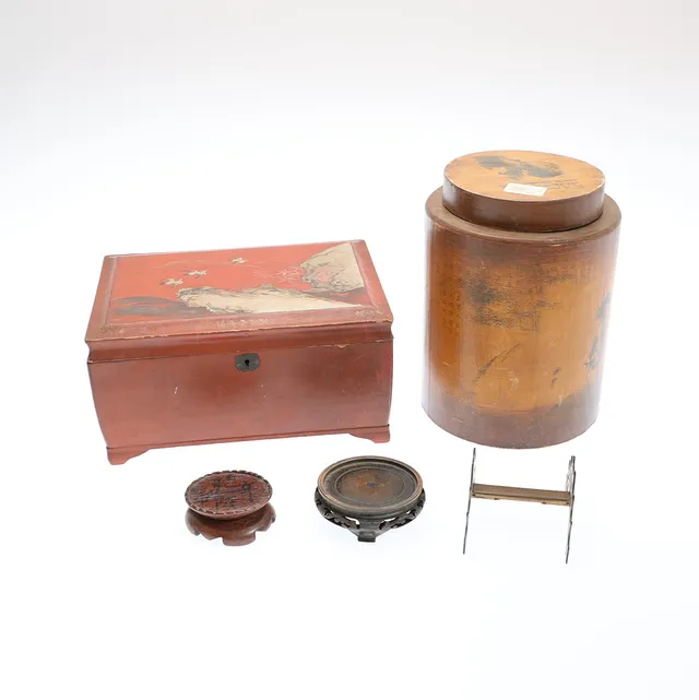EARLY 20TH CENTURY JAPANESE RED LACQUER BOX AND OTHER ORIENTAL ITEMS. (5).