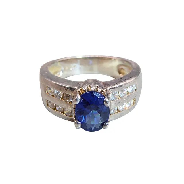 925ER SILBERRING MIT BLAUEM SCHMUCKSTEIN UND ZIRKONIABESATZ.