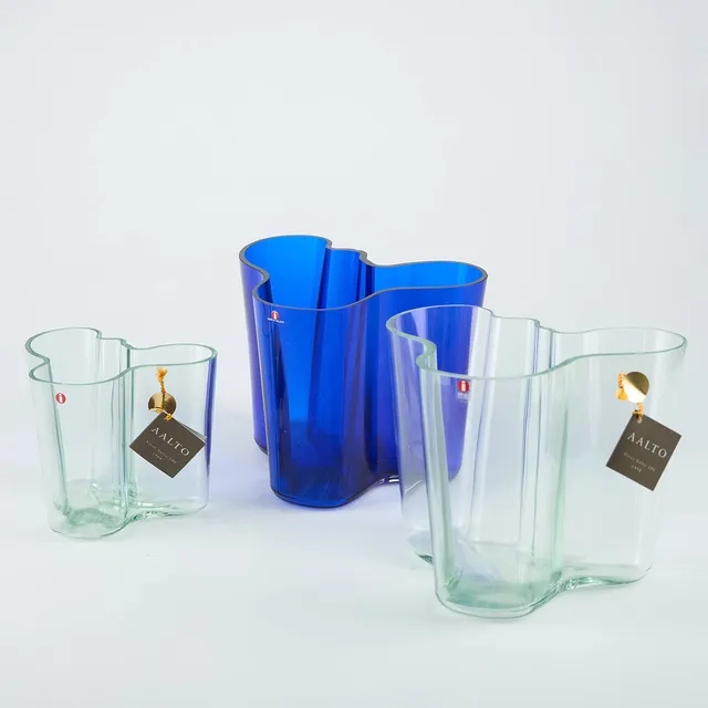 ALVAR AALTO. Vaser, 2+1 st, modell Savoy, märkta Alvar Aalto 100 Iittala 1998, Blåa Alvar Aalto 9027/1989.