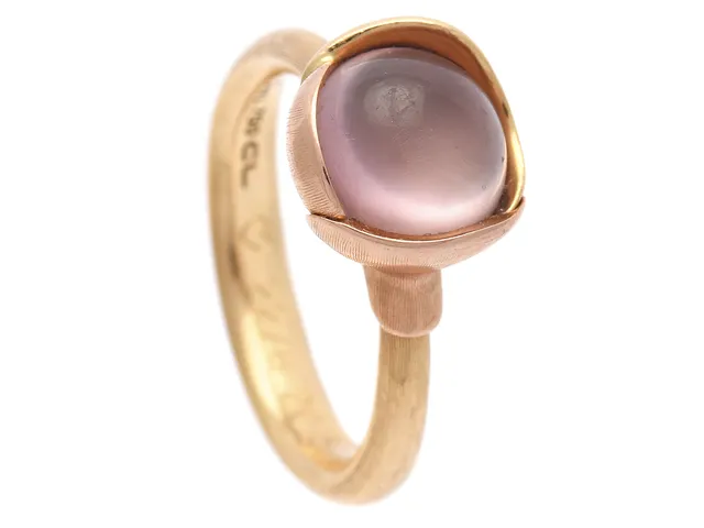 OLE LYNGGAARD, ring, 18K guld/rosé, Lotus, rosenkvarts, design Charlotte Lynggaard, stl 16,25+ mm, vikt 6,6 g, gravyr.