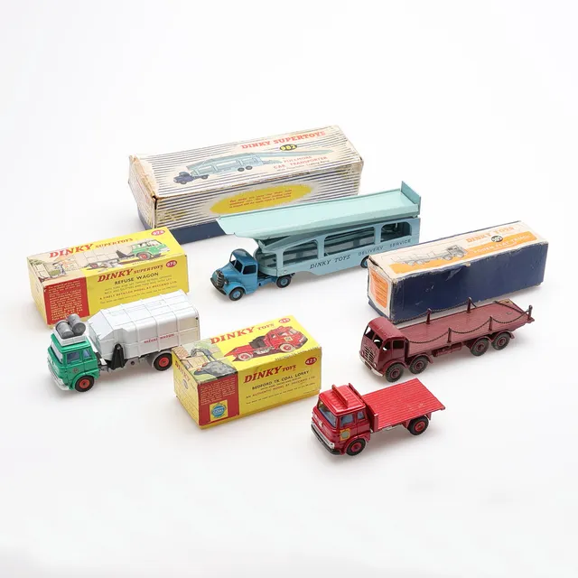LEKSAKSLASTBILAR, 4 DELAR, MODELL NO. 425, 505, 978 & 983, DINKY TOYS.