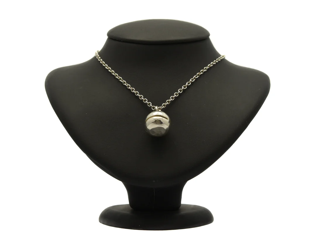 THERESIA HVORSLEV, hänge, silver, "Silverknappen", ej signerad, längd hänge 1,5 cm, senare kedja, längd kedja 55,5 cm, vikt 39,0 g. — Smycken/Hänge med kedja — Kaplans