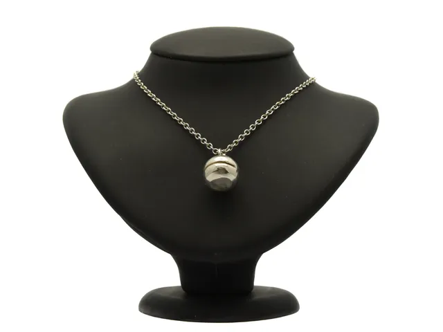 THERESIA HVORSLEV, hänge, silver, "Silverknappen", ej signerad, längd hänge 1,5 cm, senare kedja, längd kedja 55,5 cm, vikt 39,0 g.