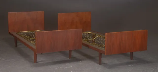 Hans J. Wegner for Getama. Par senge af teak (2)
