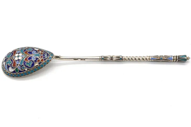 ANTIKER RUSSISCHER 875 SILBER/84 ZOLOTNIKI CLOISONNÉ, LÖFFEL, MOSKAU, SPÄTES 19. JAHRHUNDERT.