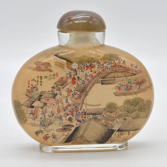 GROSSE CHINESISCHE SCHNUPFTABAKFLASCHE, BELEBTE MARKPLATZSZENE, FARBIGE INNENMALEREI, OVAL, UM 1900.