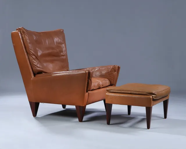 Illum Wikkelsø. Lounge chair and footstool, Model V11 (2)