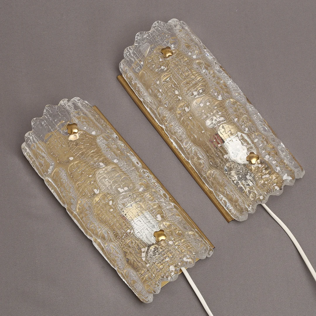 CARL FAGERLUND. Vägglampor, 1 par, mässing och glas, Orrefors, 1960-tal. — Wall Lights — Auktionshuset Kolonn
