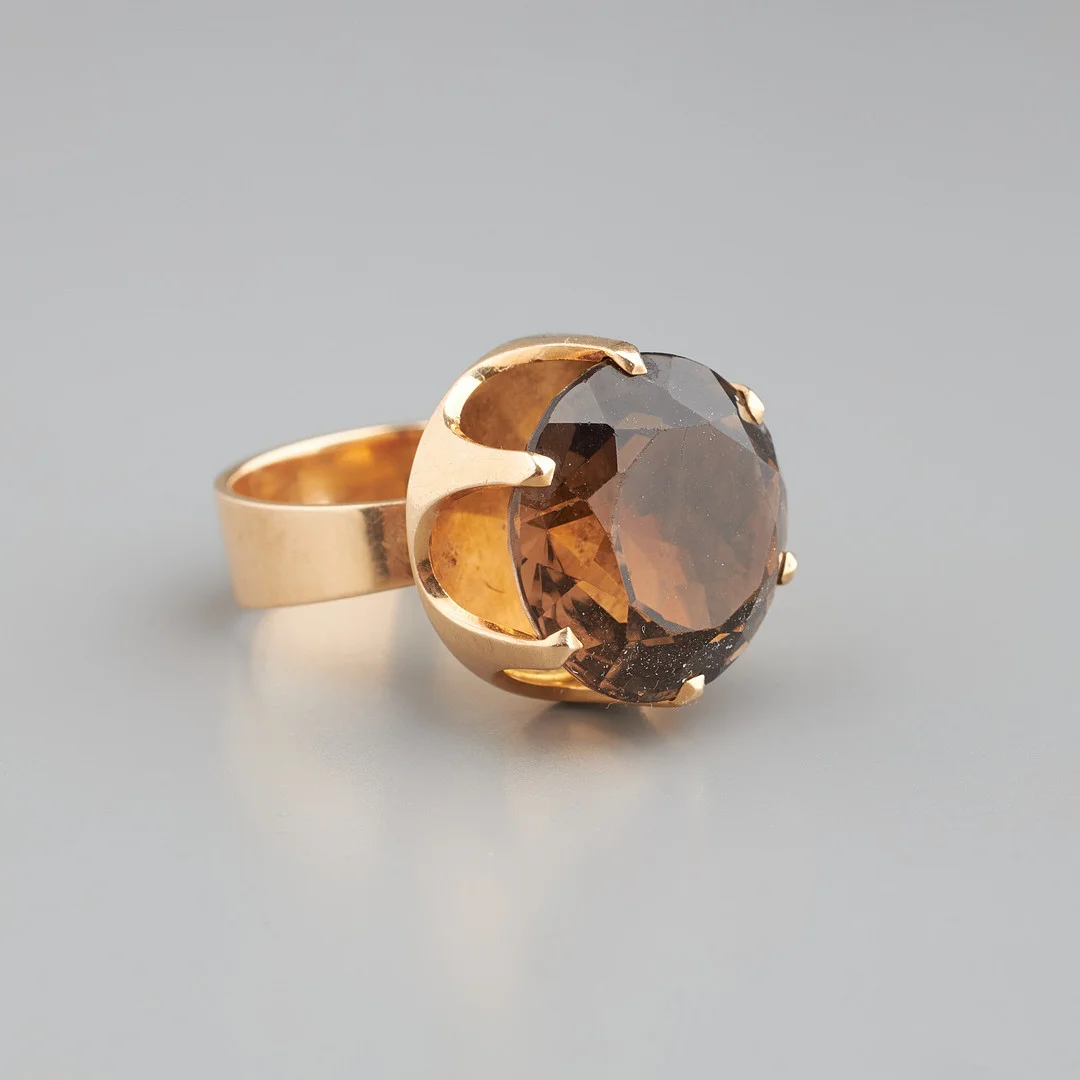 ELIS KAUPPI. RING, fasettslipad rökkvarts, 14K guld, Kupittaan Kulta, Åbo 1966. — Rings — Stockholms Auktionsverk Helsinki