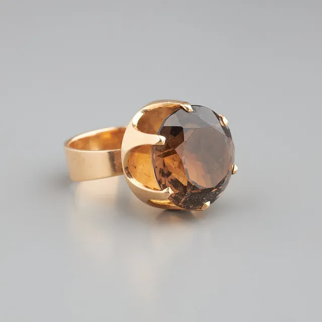 ELIS KAUPPI. RING, fasettslipad rökkvarts, 14K guld, Kupittaan Kulta, Åbo 1966.