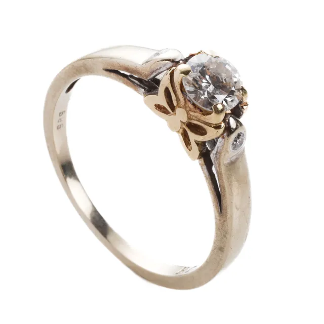 A diamond ring of 14k gold and white gold, approx. 0.50 and 0.04 ct. Size 58.