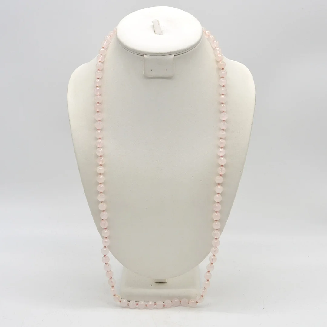 PERLENCOLLIER AUS ROSENQUARZ, RUNDE PERLEN, EINREHIG, EINZELN GEKNÜPFT, VERGOLDETER VERSCHLUSS, 20. JAHRHUNDERT. — Necklace — Kunst- und Auktionshaus Kleinhenz