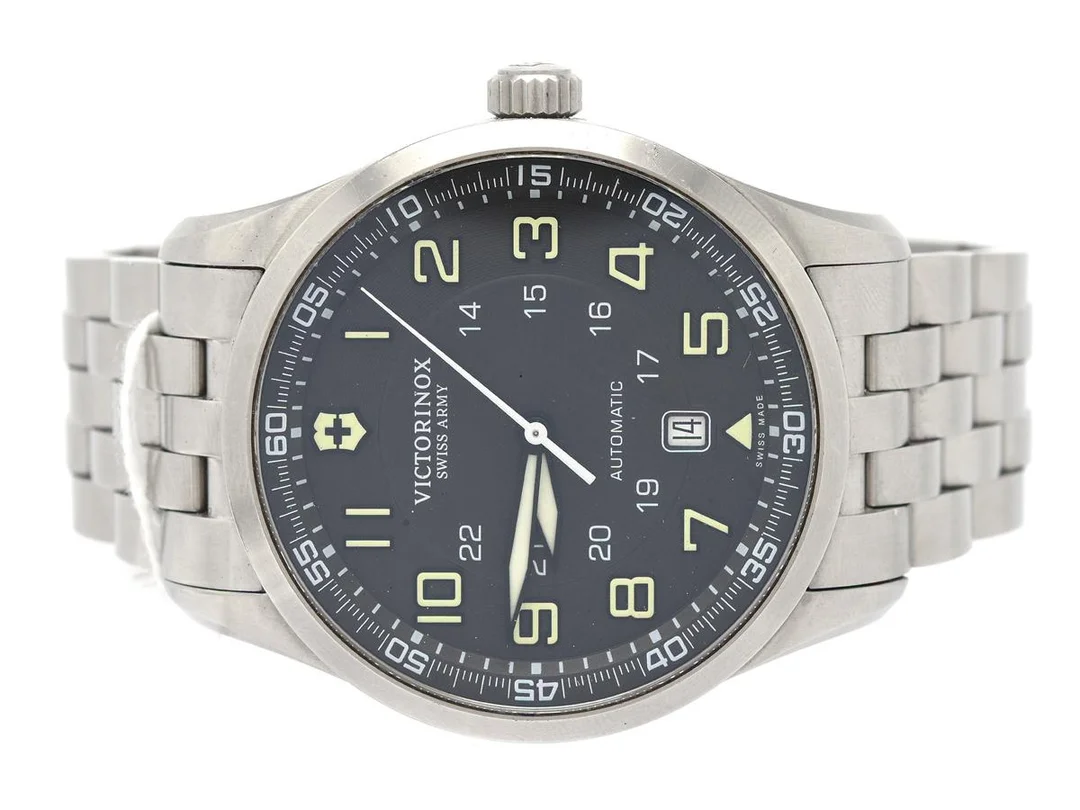 Victorinox, AirBoss, automatisk, herrur, stål, 42mm, Refnr: V241508, Serienr: 131105777, datum, safirglas, glasbaksida, fjärilslås, med extralänkar, certifikat Klockmaster nov-18, kvitto, box och ytterkartong — Klockor/Boss — Kaplans