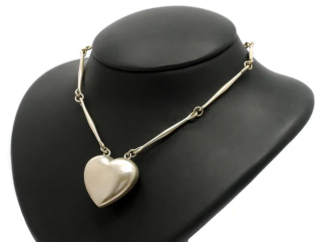 GEORG JENSEN, collier, silver nr 126b, kedjans längd 60 cm, hjärtats mått 30 X 31 X 14 mm, vikt 38,6 g, etui.