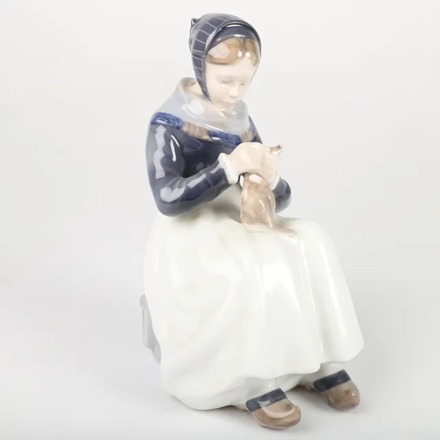 LOTTE BENTER. Figurin, Amagerflicka, porslin, Royal Copenhagen, Danmark.