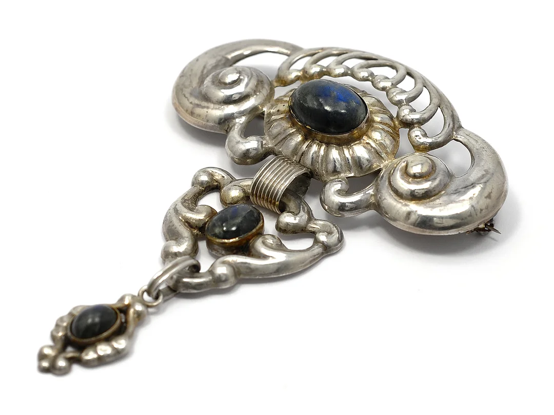 BROSCH, silver, labradorit, mått 7,5 x 10,5 cm, vikt 25,1 g, Jugend. — Smycken/Brosch — Kaplans